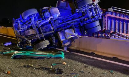 Terribile incidente sull'autostrada A4: tir si ribalta e finisce nella corsia opposta