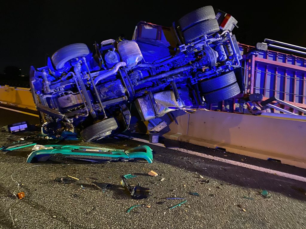Terribile incidente sull’autostrada A4: tir si ribalta e finisce nella corsia opposta