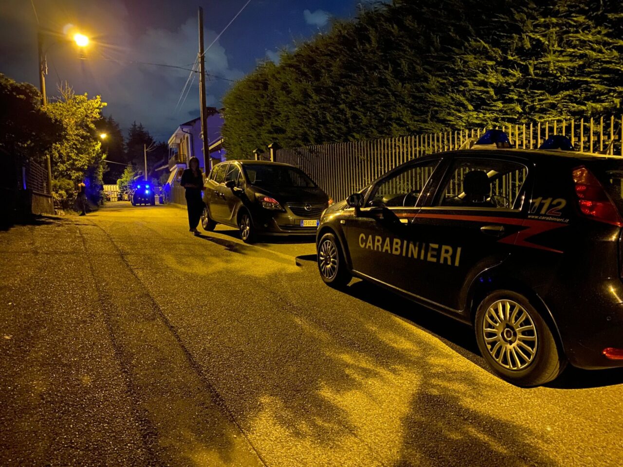 Uccide la moglie e il cane e poi si spara