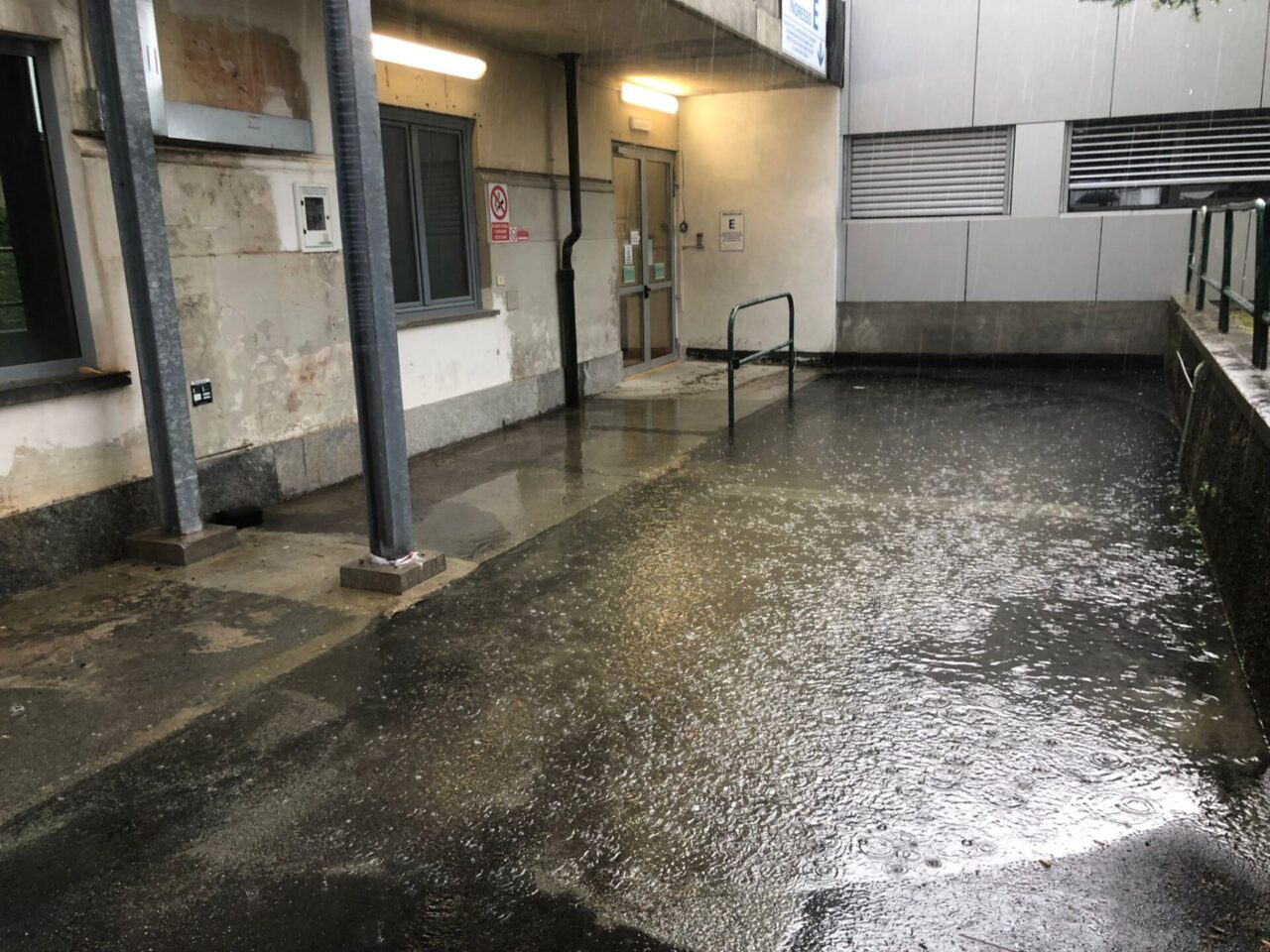 Maltempo, allagato l’ingresso dell’ospedale di Chivasso LE FOTO