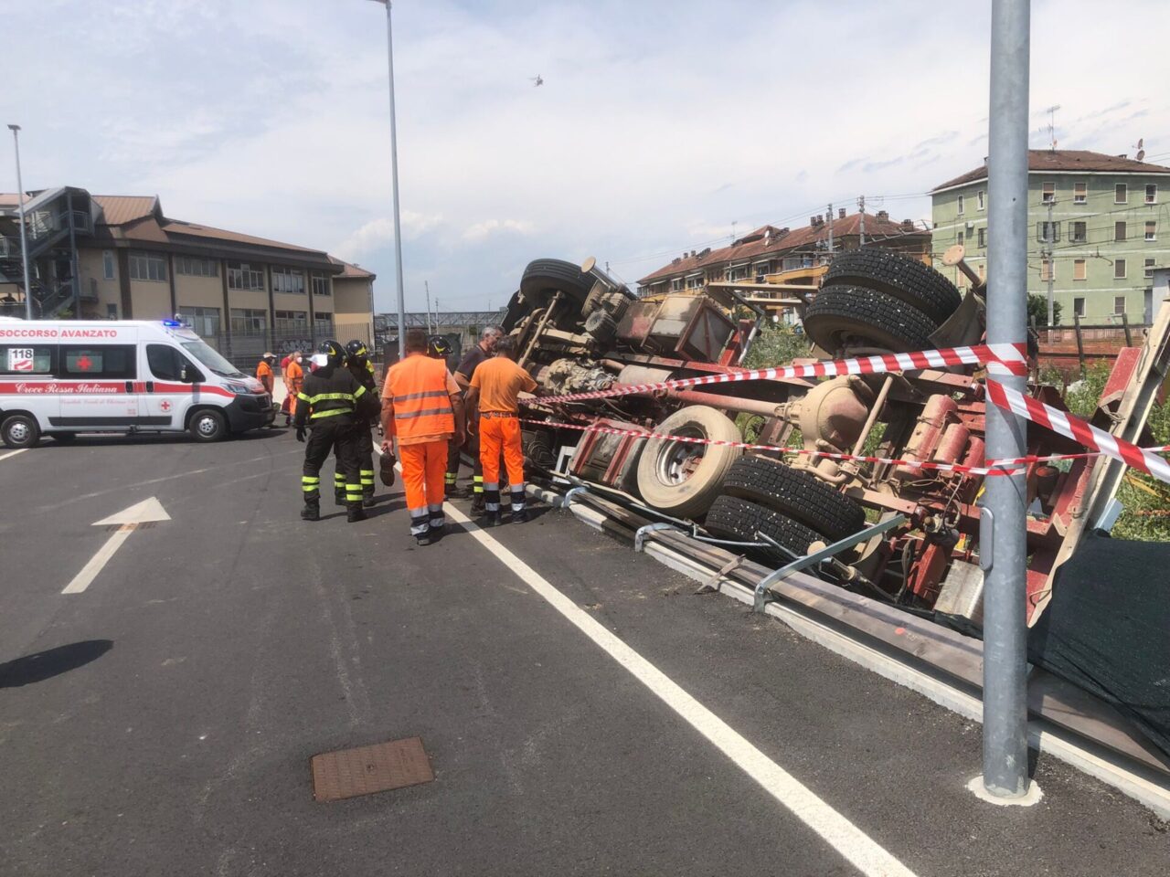 Camion si ribalta al MoviCentro, i soccorsi LE FOTO
