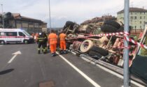 Camion si ribalta al MoviCentro, i soccorsi LE FOTO