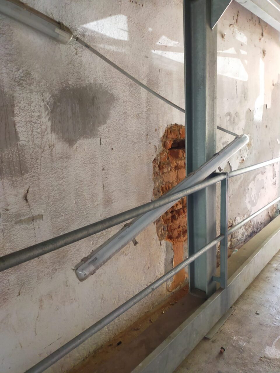 Spaccata la luce del sottopasso di Palazzo Carpeneto