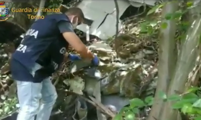 Un altro deposito incontrollato di rifiuti pericolosi in un’area boschiva IL VIDEO