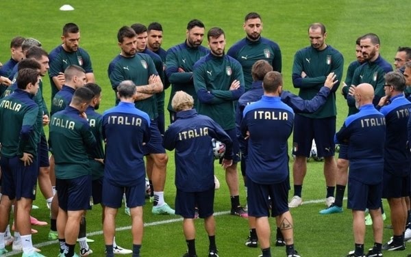 Cinema all’aperto il giorno della finale dell’Europeo: scoppia la polemica