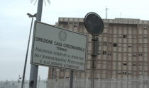 Detenuta si scaglia contro due poliziotte