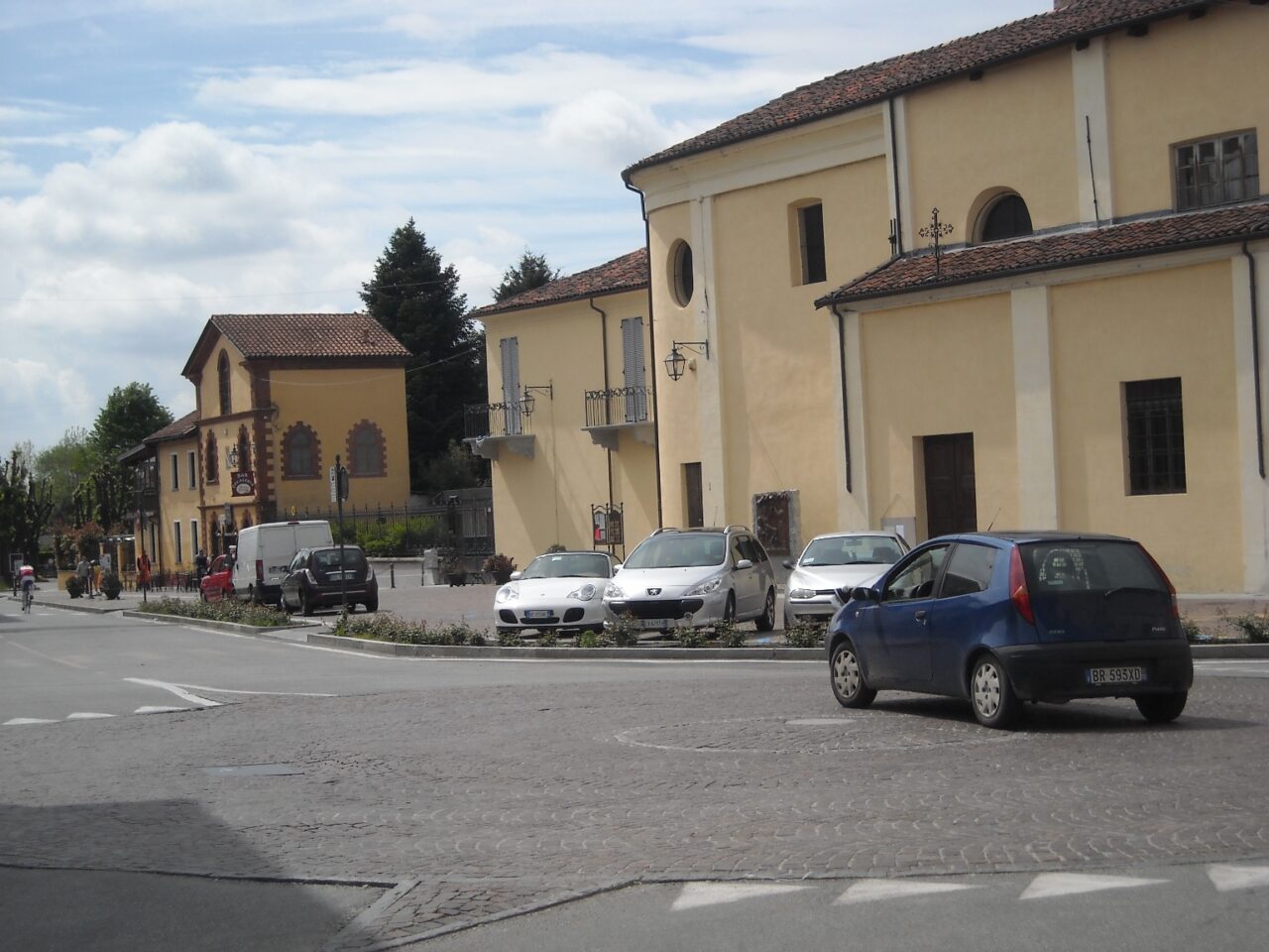 Vietato parcheggiare in piazza Mazzini