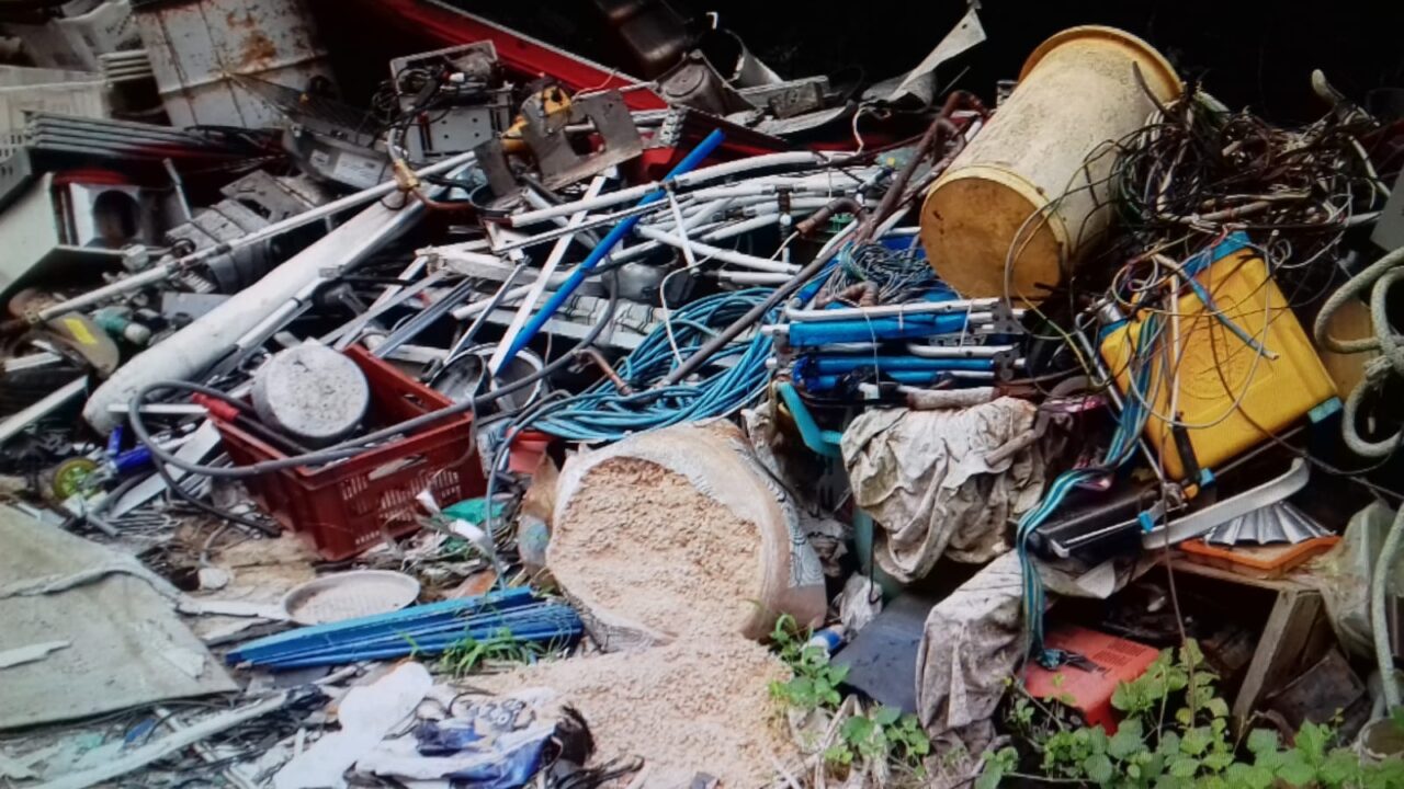 Rifiuti abbandonati, la proprietaria: “Pago le colpe delle Amministrazioni comunali”