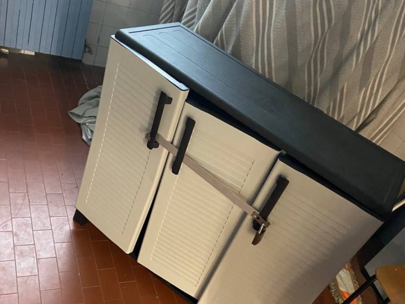 Entrano nella palestra e distruggono lo spogliatoio