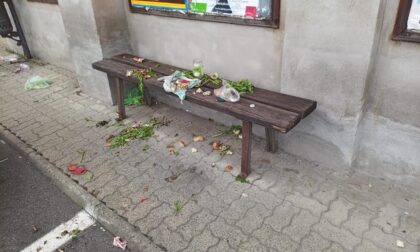 Vandali in piazza, rifiuti e sporco ovunque