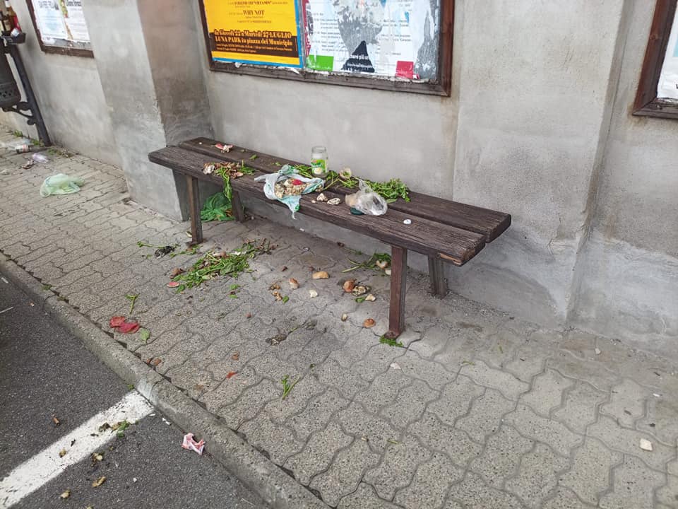 Vandali in piazza, rifiuti e sporco ovunque