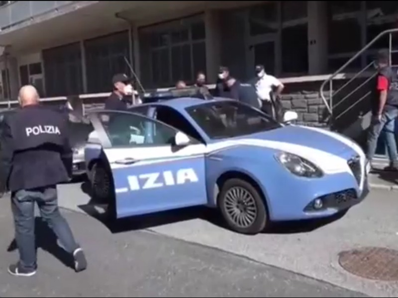 Evade dai domiciliari e tenta di rubare da un’auto, beccato da un agente fuori servizio