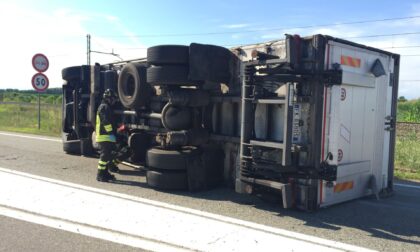 Camion ribaltato sulla provinciale, i soccorsi