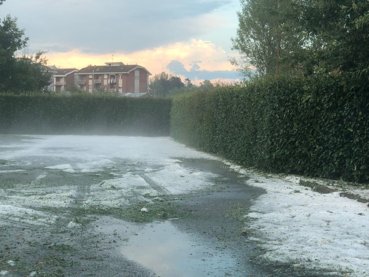 Avviso per possibili violenti temporali sul Piemonte oggi, giovedì pomeriggio 8 luglio 2021, associati anche a nubifragi, grandinate di medio-grandi dimensioni e raffiche di vento localmente superiori agli 80-100 km/h; probabili locali criticità.