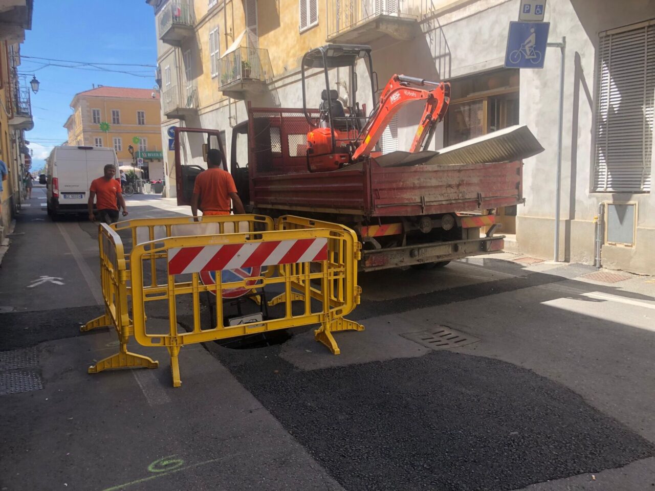 Sprofonda l’asfalto in via Roma