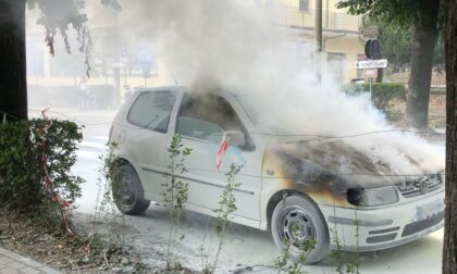 Incendio auto lungo il viale, i soccorsi LE FOTO