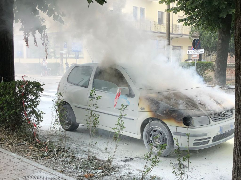 Incendio auto lungo il viale, i soccorsi LE FOTO