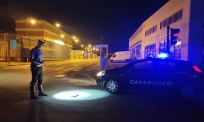 Investe ciclista e scappa, poi va in caserma a denuncia un falso incidente