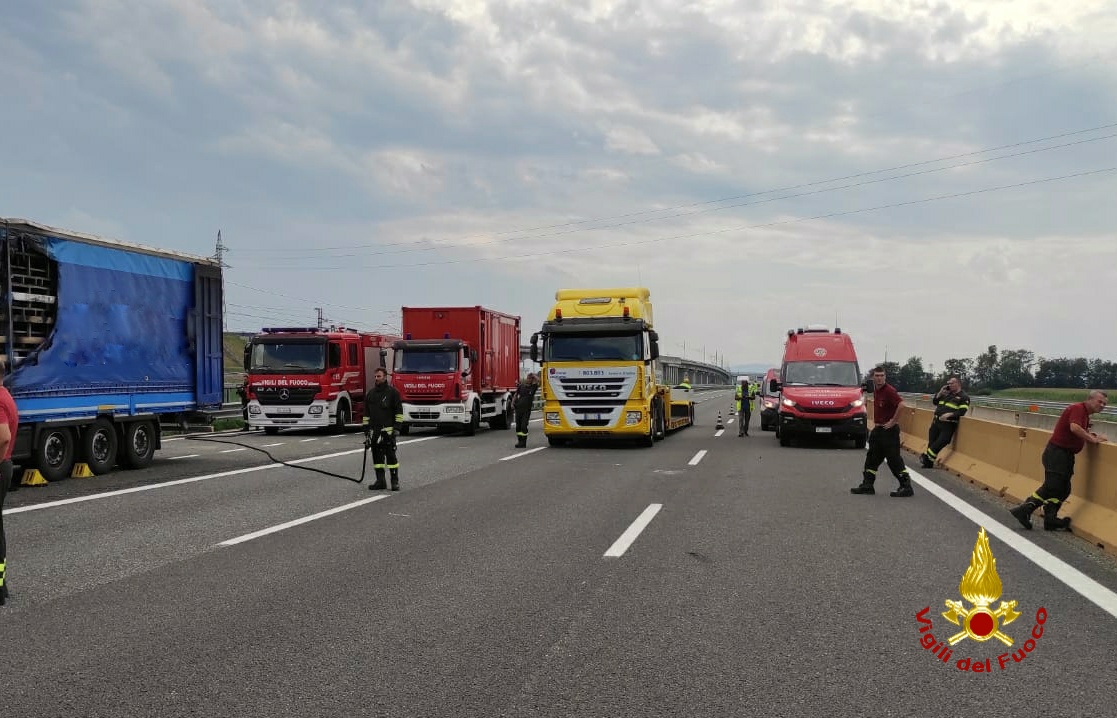 Tir in fiamme sulla A4: in corso le operazioni di bonifica dei serbatoi di metano