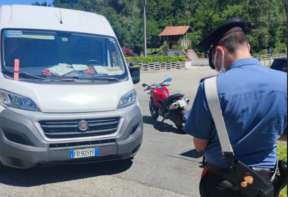 Perde il controllo della Ducati per evitare un furgone