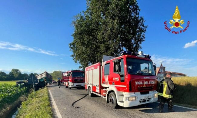 Trattore contro auto, uomo incastrato tra le lamiere