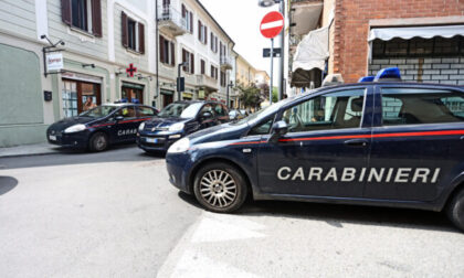 Rapina in banca in pieno centro, caccia al bandito