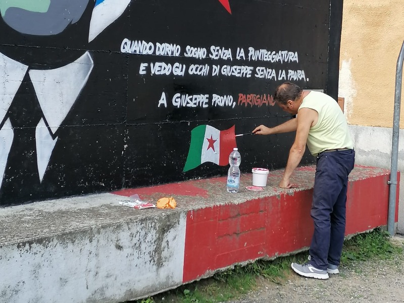 Vandali colpiscono il castello e il murales