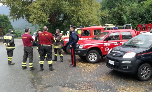 Donna trovata morta nel canale vicino casa