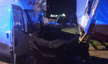 Furgone finisce contro camion parcheggiato, grave un 50enne