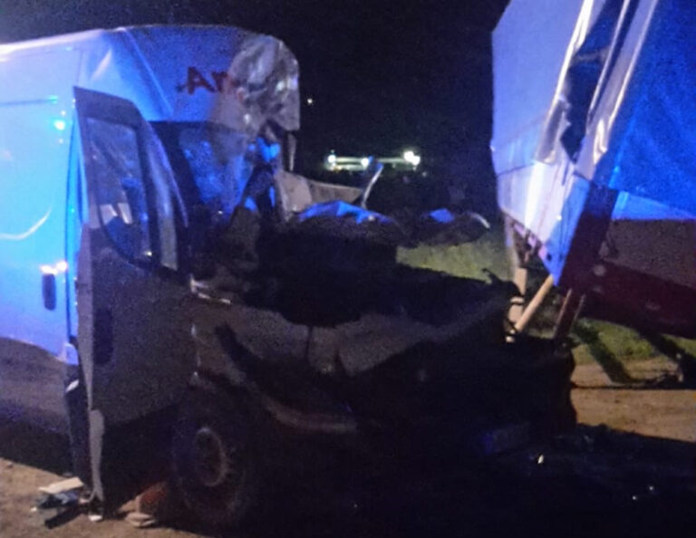 Furgone finisce contro camion parcheggiato, grave un 50enne