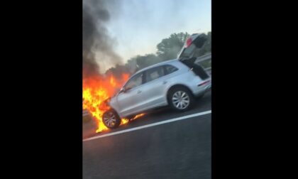 Auto in fiamme in tangenziale, paura per due ragazzi