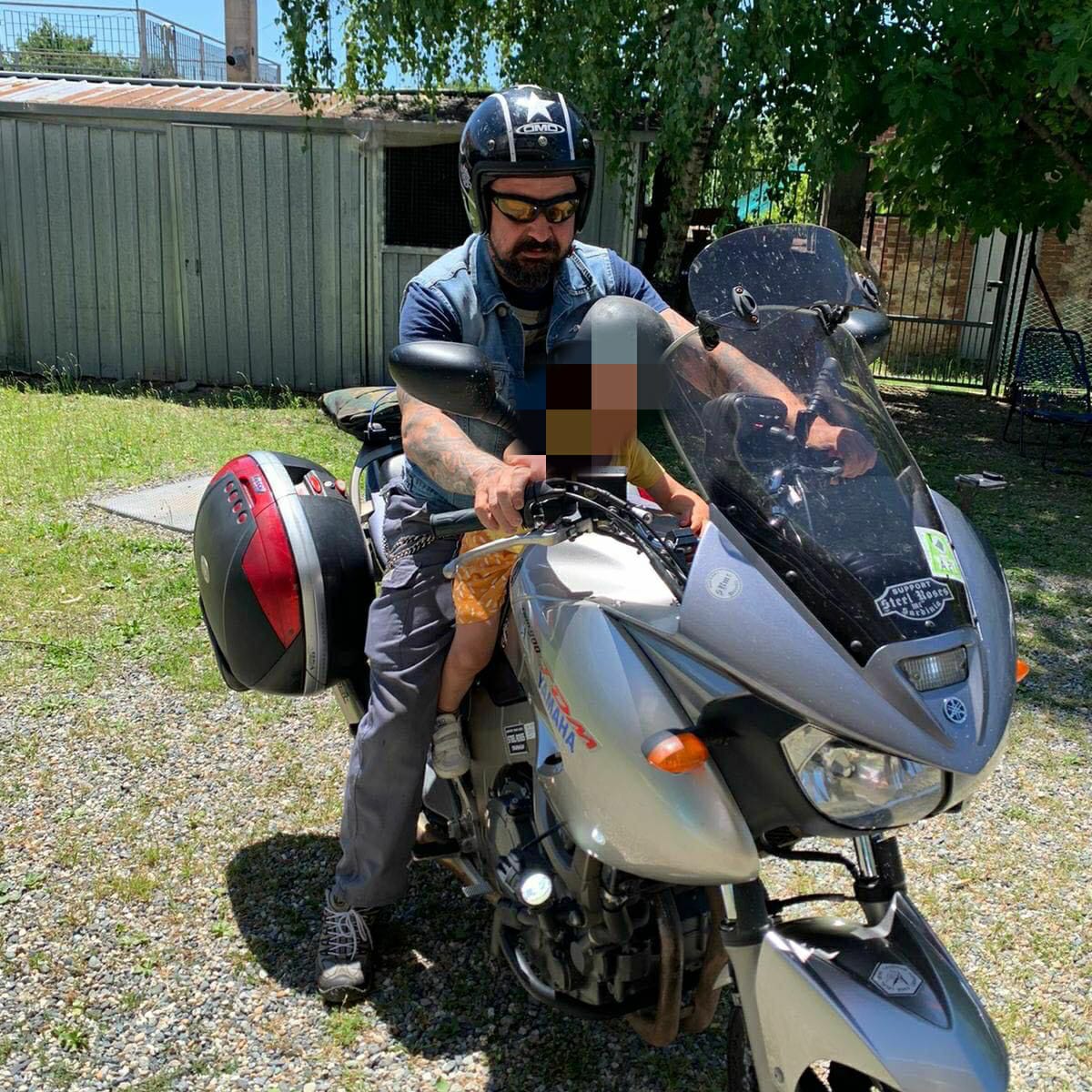 La rotonda è al buio, motociclista si schianta e muore