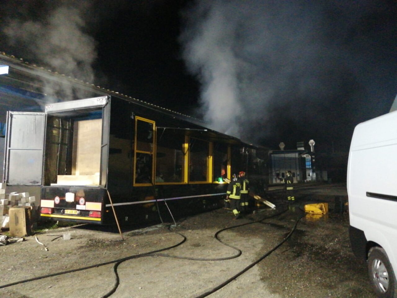 Tir distrutto dalle fiamme in un piazzale a Chivasso