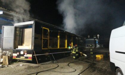 Tir distrutto dalle fiamme in un piazzale a Chivasso