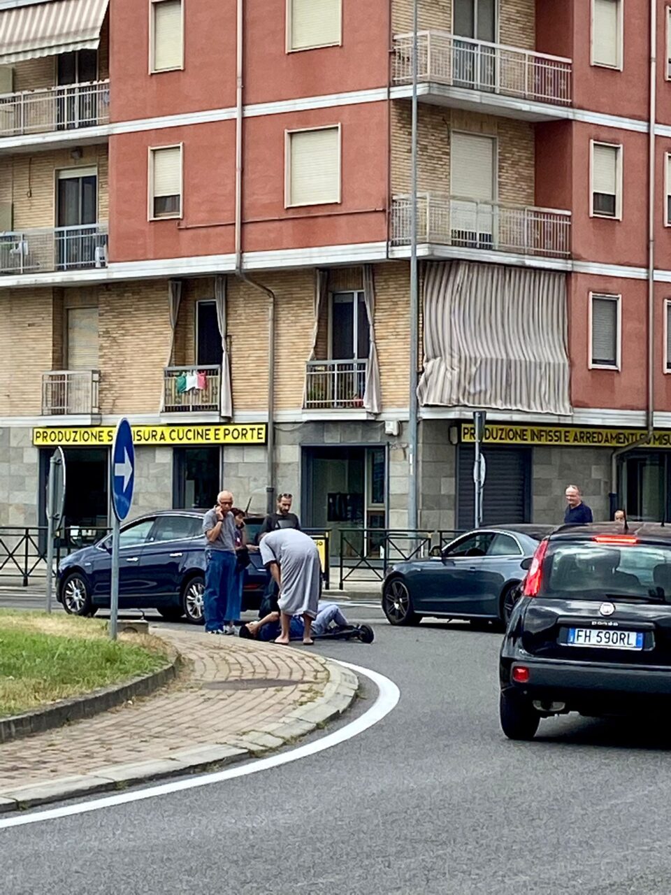 Monopattino contro auto, giovane in pronto soccorso LE FOTO