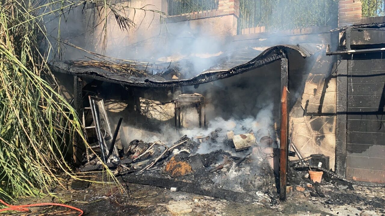 Incendio tettoia, indagini in corso LE FOTO