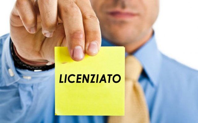Licenziata a 3 anni dalla pensione: “Non abbiamo una mansione per te”