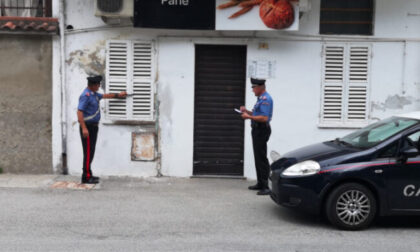 Rubano in un negozio di alimentari, 5 giovani denunciati