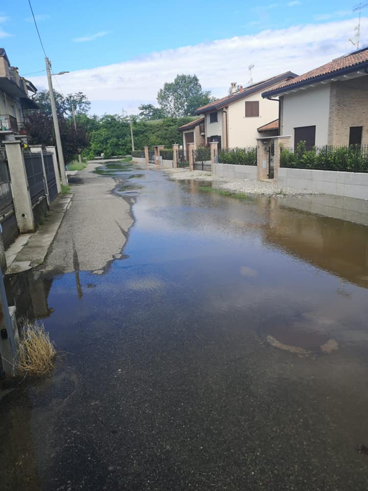 Temporale estivo e la strada diventa un fiume