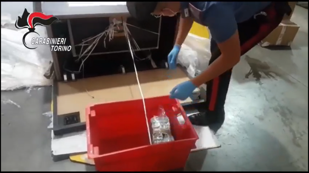 53 kg di droga chiusi in un armadio da spedire a Palermo