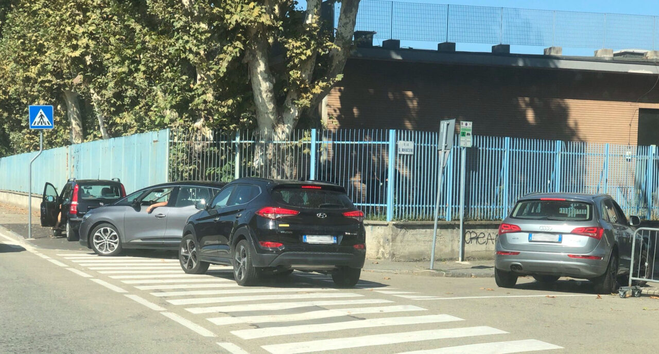 Auto ovunque davanti alle scuole, è caos