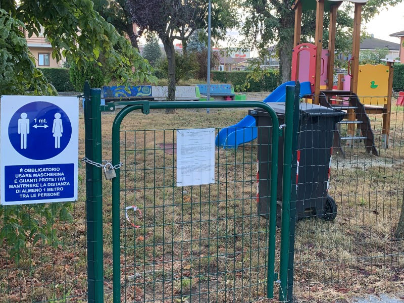 Parco giochi chiuso da mesi, la rabbia delle mamme