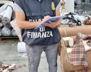 Fabbrica del falso scoperta in città