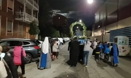 Coro da stadio alla processione per la Madonna: “Chi non salta non è di Maria eh, eh!”