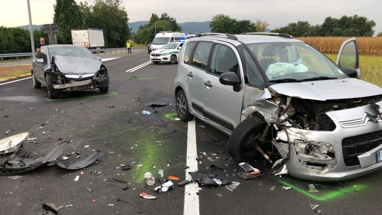 Maxi incidente all’incrocio sulla provinciale LE FOTO