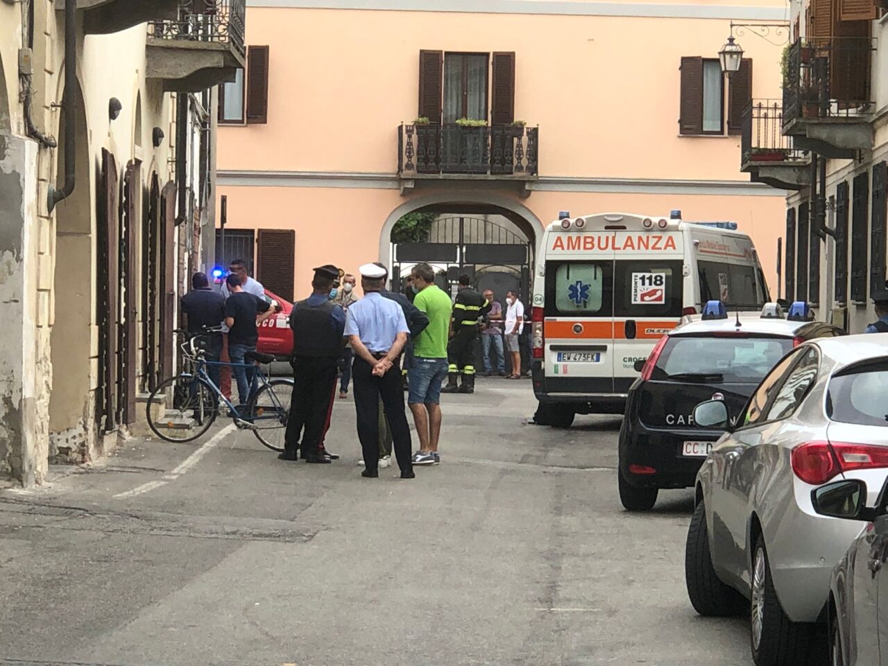 Crescentino,  sotto sfratto si barrica in casa e minaccia di far saltare tutto LE FOTO
