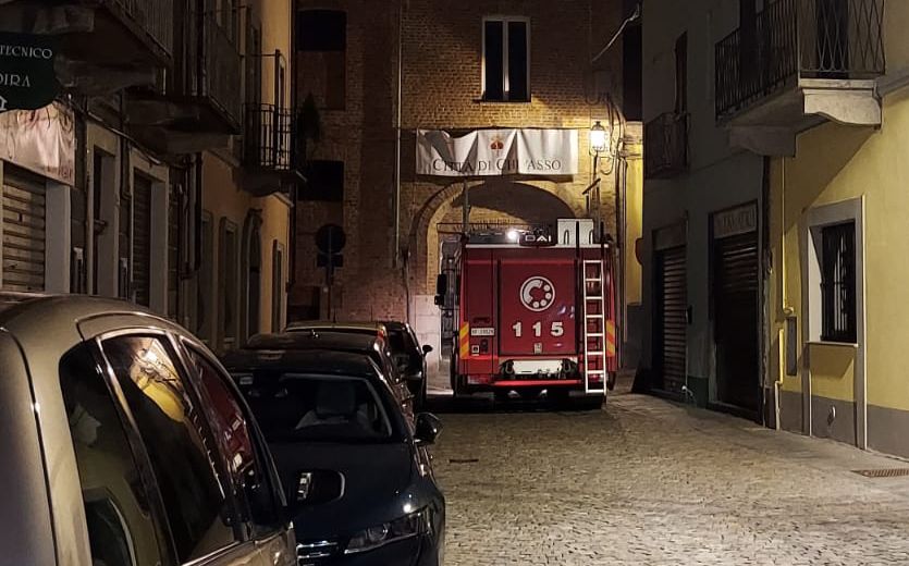 Paura per delle scintille viste sulla grondaia del Comune, i soccorsi