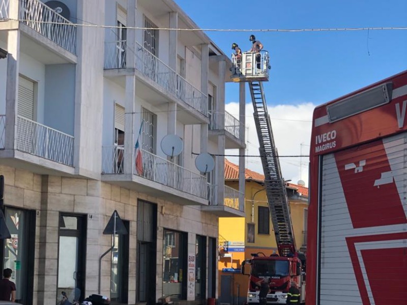 Cornicione crollato, allarme a Cigliano LE FOTO