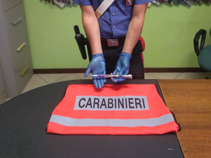 Accoltella alla gola il papà: arrestato