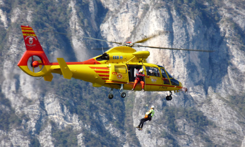 Si fanno male uscendo dalla Casa Alpina: due fratelli in ospedale